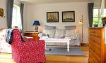Helles Wohnzimmer mit Sofa und Sessel - Bootshus - Top-Hundeurlaub