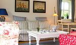 Gemütliches Wohnzimmer mit Sofa und Tisch - Bootshus - Top-Hundeurlaub