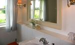 Helles Badezimmer mit Waschbecken und Fenster - Bootshus - Top-Hundeurlaub