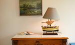 Helles Wohnzimmer mit Lampe und Gemälde - Bootshus - Top-Hundeurlaub