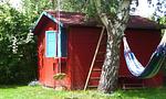 Außenansicht eines roten Gartenhäuschens - Bootshus - Top-Hundeurlaub