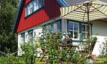 Terrasse mit Tisch, Stühlen und Sonnenschirm. - Bootshus - Top-Hundeurlaub