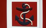 Dekoratives Anker-Symbol auf rotem Hintergrund - Bootshus - Top-Hundeurlaub