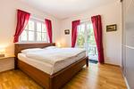 Schlafzimmer mit Doppelbett und Terrassenzugang - Strandleben 03 - Hermann Abeking - Top-Hundeurlaub