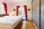 Schlafzimmer mit Doppelbett und Fenstern - Strandleben 03 - Hermann Abeking - Top-Hundeurlaub