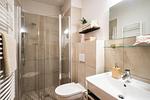 Modernes Badezimmer mit Dusche und Waschbecken - Strandleben 03 - Hermann Abeking - Top-Hundeurlaub