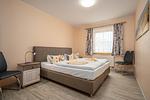 Schlafzimmer mit Doppelbett - Wohnung 1.2 - Am Schwalbenweg - Top-Hundeurlaub