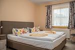 Schlafzimmer mit Doppelbett - Wohnung 1.2 - Am Schwalbenweg - Top-Hundeurlaub
