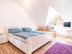 Schlafzimmer mit Doppelbett und TV - Reihenhaus 5b - Seehund - Top-Hundeurlaub
