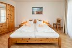 Schlafzimmer mit Doppelbett - Wohnung 1.1 - Seestern - Top-Hundeurlaub