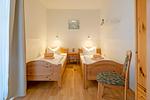 Schlafzimmer mit zwei Einzelbetten - Wohnung 1.1 - Seestern - Top-Hundeurlaub
