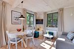 Wohnzimmer - Ferienhaus Haus Kormoran 21 Feriendorf Klein Stresow Rügen - Top-Hundeurlaub