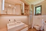 Badezimmer - Ferienhaus Haus Kormoran 21 Feriendorf Klein Stresow Rügen - Top-Hundeurlaub