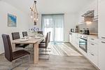 Küche / Küchenzeile - Ferienhaus Strandmöwe EG mit Sonnenterrasse und Sauna - Top-Hundeurlaub