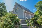 Fassade / Eingang - Ferienhaus Strandmöwe OG mit Balkon sowie Garten mit Spielanlage - Top-Hundeurlaub