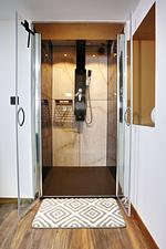 Traumhafte Dusche zwischen Küchenzeile und Schlafzimmer - getrennt von dem eigentlichen Badezimmer - Ferienapartment Zur guten Quelle - Top-Hundeurlaub