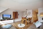 Wohnzimmer mit Essbereich und TV - Wohnung 10-6 - Top-Hundeurlaub