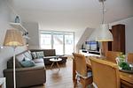 Wohnzimmer mit Sofaecke, TV und Essbereich - Wohnung 10-6 - Top-Hundeurlaub