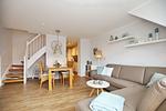 Wohnzimmer mit Sofaecke und Essbereich - Wohnung 10-6 - Top-Hundeurlaub