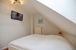 drittes Schlafzimmer mit Doppelbett und TV - Wohnung 10-6 - Top-Hundeurlaub