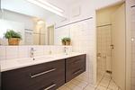 Badezimmer mit doppeltem Waschbecken und separatem WC - Wohnung 10-6 - Top-Hundeurlaub