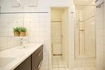 Badezimmer mit doppeltem Waschbecken, separatem WC und Dusche - Wohnung 10-6 - Top-Hundeurlaub