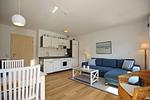 Blick auf die Küche und Sofaecke - Haus 54b - Top-Hundeurlaub
