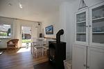 Wohnzimmer mit Kamin und Essbereich - Haus 54b - Top-Hundeurlaub