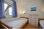 erstes Schlafzimmer mit Einzelbetten und Kommode - Haus 54b - Top-Hundeurlaub