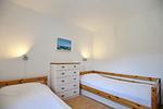 erstes Schlafzimmer mit Einzelbetten und Kommode - Haus 54b - Top-Hundeurlaub