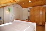 zweites Schlafzimmer mit Doppelbett und Kleiderschrank - Haus 54b - Top-Hundeurlaub