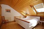 zweites Schlafzimmer mit Doppelbett und Kinderbett - Haus 54b - Top-Hundeurlaub