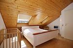 zweites Schlafzimmer mit Doppelbett, Kinderdbett und TV - Haus 54b - Top-Hundeurlaub