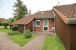 Hausansicht mit Eingangsbereich - Haus 54b - Top-Hundeurlaub