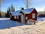 Winteransicht vom Ferienhaus Hus Hammarstrand – gemütliches Schwedenhaus im verschneiten Jämtland - Hus Hammerstrand - Top-Hundeurlaub