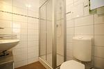 Badezimmer mit Dusche und WC - Wohnung 097 - Top-Hundeurlaub