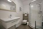 Duschbad mit Waschbecken und WC - Wohnung 63 - Top-Hundeurlaub