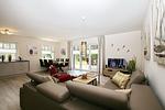 Wohnzimmer mit Sitzecke und TV - Reethaus 11b - Top-Hundeurlaub