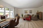 Wohnzimmer mit Essbereich und Blick zur Sitzecke - Reethaus 11b - Top-Hundeurlaub
