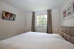 1. Schlafzimmer mit Doppelbett und TV - Reethaus 11b - Top-Hundeurlaub
