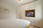 2. Schlafzimmer mit Schrank und TV - Reethaus 11b - Top-Hundeurlaub