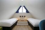 3. Schlafzimmer mit Einzelbetten im Dachgeschoss - Reethaus 11b - Top-Hundeurlaub