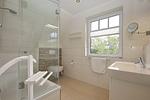 2. Badezimmer mit Waschbecken und WC - Reethaus 11b - Top-Hundeurlaub
