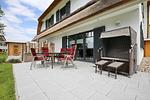 Terrasse mit Sitzgruppe und Strandkorb - Reethaus 11b - Top-Hundeurlaub