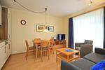Blick ins Wohnzimmer mit Esstisch und TV - Wohnung 20 - Top-Hundeurlaub