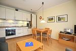 Wohnzimmer mit Esstisch und Küchenzeile - Wohnung 20 - Top-Hundeurlaub