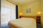 Schlafzimmer mit Doppelbett und Fenster - Wohnung 20 - Top-Hundeurlaub