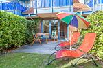 Terrasse mit Gartenmöbeln und Liegestühlen - Wohnung 07-3 - Top-Hundeurlaub