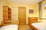 erstes Schlafzimmer mit Einzelbetten und Kommode - Haus 46a Deichfalter - Top-Hundeurlaub