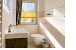 erstes Badezimmer mit Waschbecken und WC - Haus 46a Deichfalter - Top-Hundeurlaub